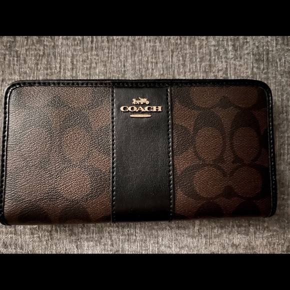 Authentic Signature Zip Coach Bag; Pouch/Wallet - Picture 2 of 4